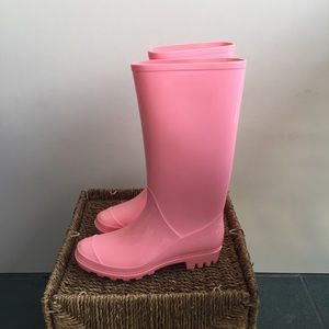 Bubblegum pink rain boots